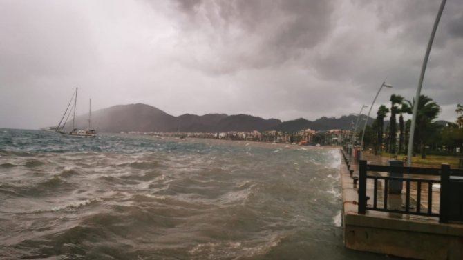 Marmaris Kaymakamlığı Sağanak Yağışlar İçin Tüm Birimleri Teyakkuza Geçirdi