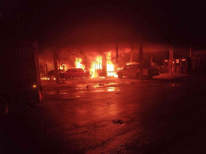 Muğla’daki Yangında 4 Araç, Bir İşyeri Küle Döndü