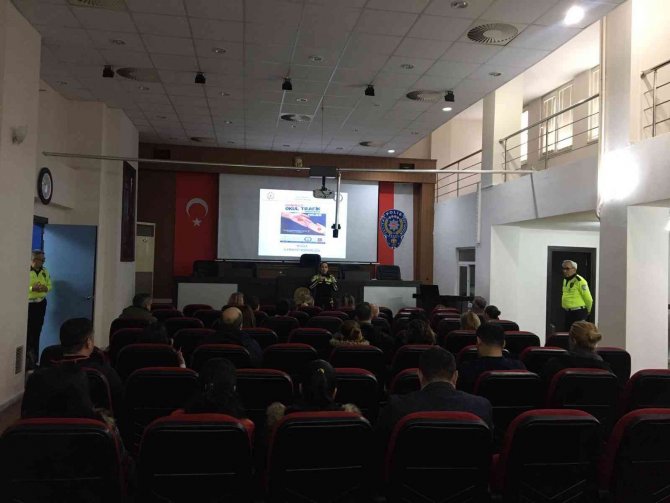 Gönüllü Okul Trafik Görevlilerine Eğitim Verildi
