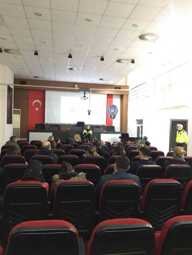 Gönüllü Okul Trafik Görevlilerine Eğitim Verildi