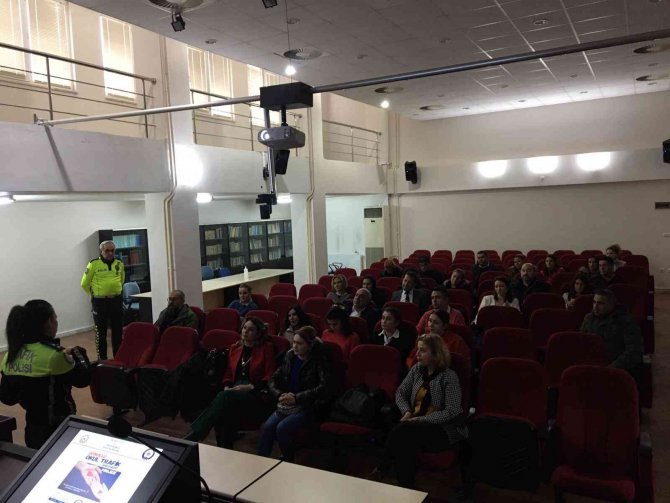 Gönüllü Okul Trafik Görevlilerine Eğitim Verildi