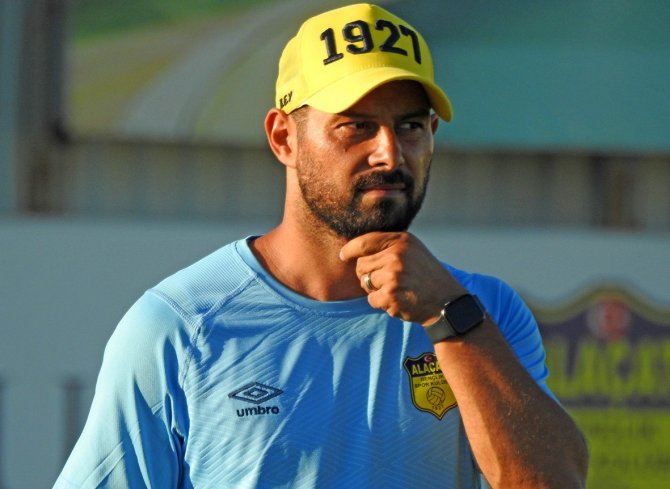 Alaçatıspor’da Teknik Direktör Yılmaz İle Yollar Ayrıldı