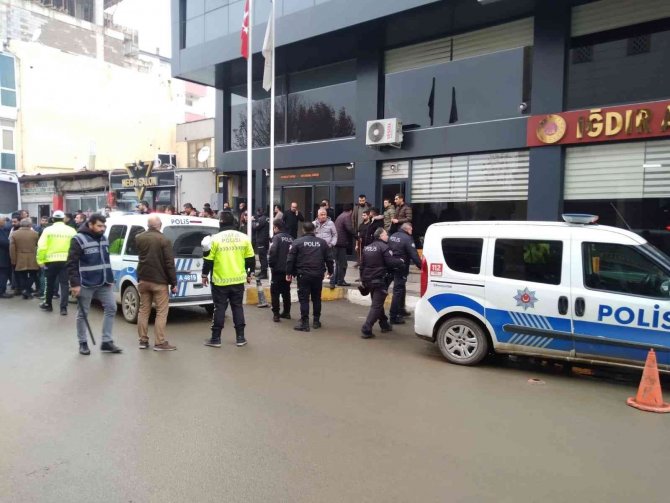 Adliye Önünde Husumetli İki Grup Arasında Muştalı Kavga: 4 Yaralı