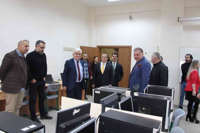 Omü’de Bilgisayar Laboratuvarı Bağışlarla Yenileniyor