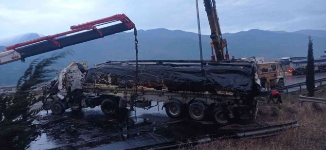 Petrol Yüklü Tanker İle Cip Çarpıştı: 3 Yaralı