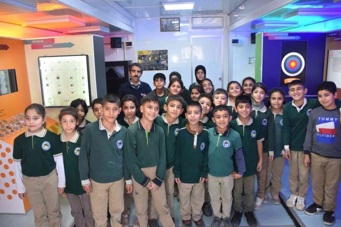 Şahinbey ‘Bilim Tırı’ İle Bilimi Ve Teknolojiyi Okullara Taşıyor