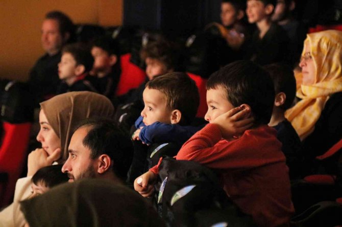 Tiyatro Oyunun Konukları Bu Kez Minikler Oldu