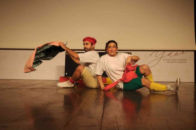 Tiyatro Oyunun Konukları Bu Kez Minikler Oldu