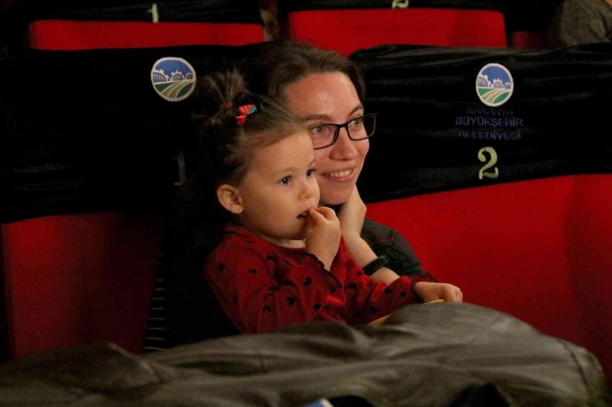 Tiyatro Oyunun Konukları Bu Kez Minikler Oldu