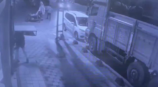 Sancaktepe’de Yoldan Geçen Vatandaşa Aldırmadan Reklam Panosu Kapısını Çaldı