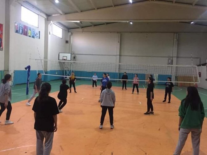 Sarıgöl’de Kız Öğrencilerine Yönelik Voleybol Kursu Açıldı