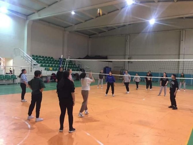 Sarıgöl’de Kız Öğrencilerine Yönelik Voleybol Kursu Açıldı
