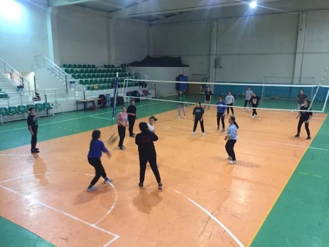 Sarıgöl’de Kız Öğrencilerine Yönelik Voleybol Kursu Açıldı