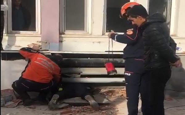 Binanın Duvarını Yıkıp Yavru Köpeği Kurtardılar