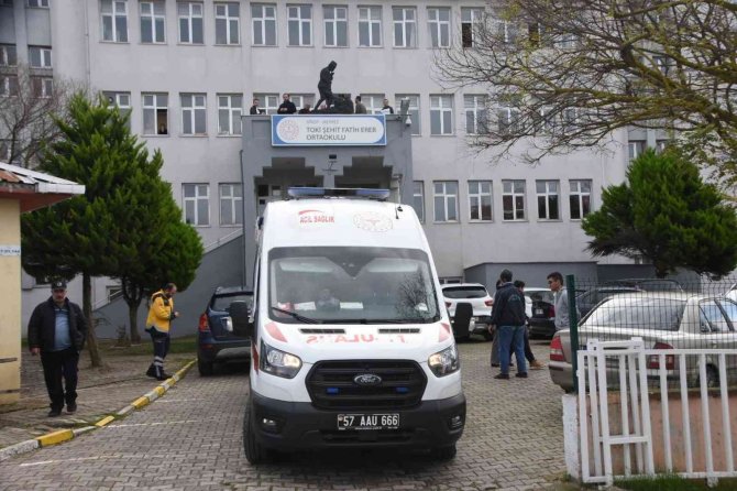 Düşürdüğü Parasını Mazgaldan Almak İsteyen Öğrenci Yaralandı