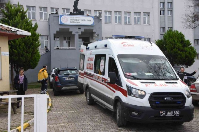 Düşürdüğü Parasını Mazgaldan Almak İsteyen Öğrenci Yaralandı