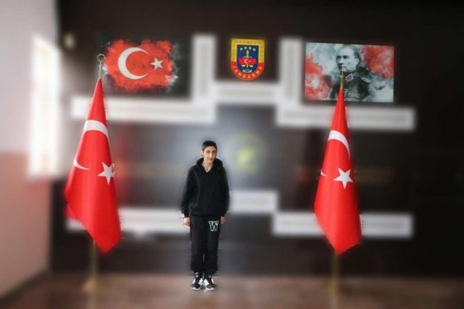 Gri Kategoriye 2 Çizik Daha