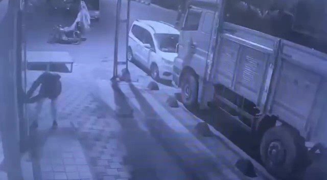 Sancaktepe’de Yoldan Geçen Vatandaşa Aldırmadan Reklam Panosu Kapısını Çaldı