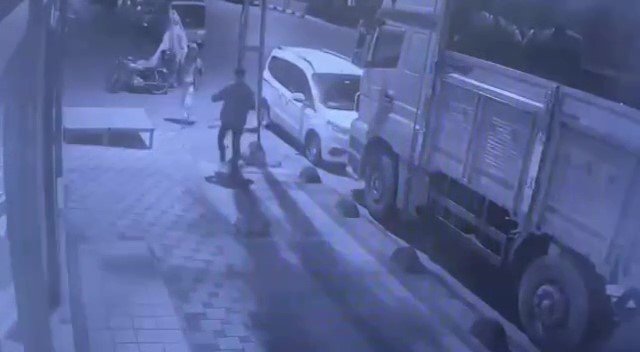 Sancaktepe’de Yoldan Geçen Vatandaşa Aldırmadan Reklam Panosu Kapısını Çaldı