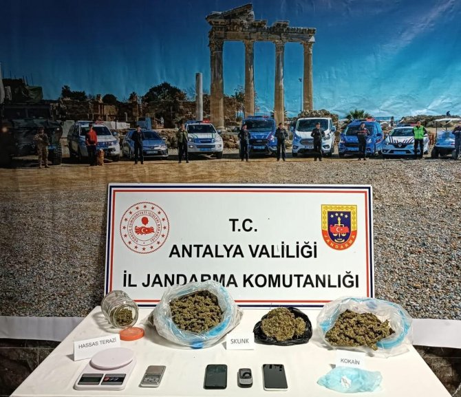 Kiraladıkları Evde Uyuşturucu Ticareti Yapmak Üzereyken Yakalanan 3 Şüpheli Gözaltına Alındı