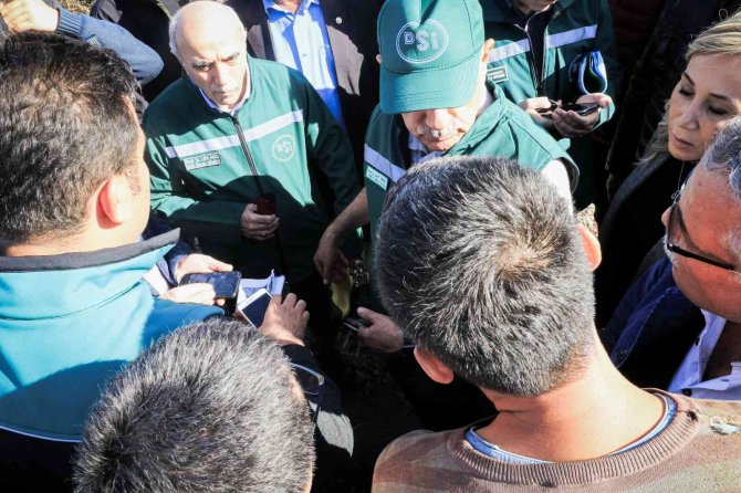 Bakan Kirişci, Kumluca’da Selden Etkilenen Seraları Ziyaret Ederek İncelemelerde Bulundu