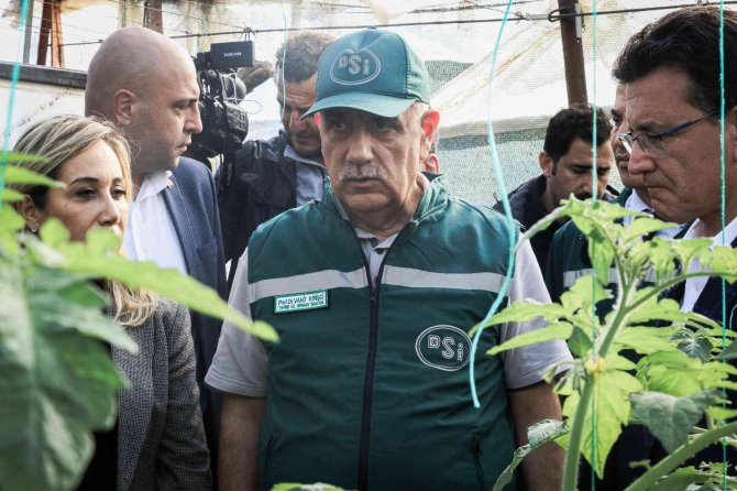 Bakan Kirişci, Kumluca’da Selden Etkilenen Seraları Ziyaret Ederek İncelemelerde Bulundu