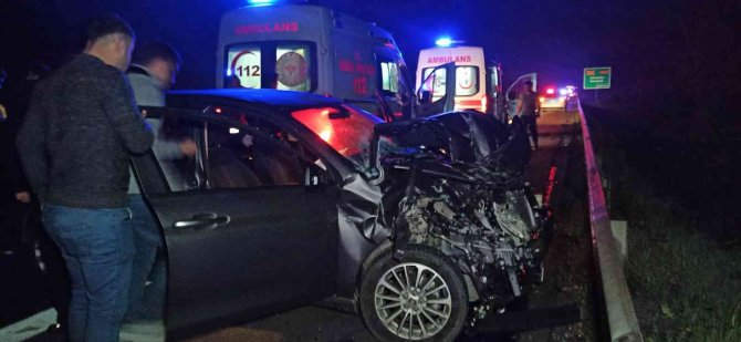 Tem Otoyolunda Otomobil Önce Otobüse Sonra Bariyerlere Çarptı: 2 Yaralı