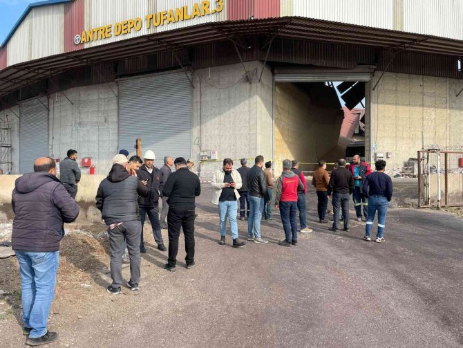 İ̇skenderun’da Antreponun Çatısı Çöktü, 2 İşçi Yaralandı
