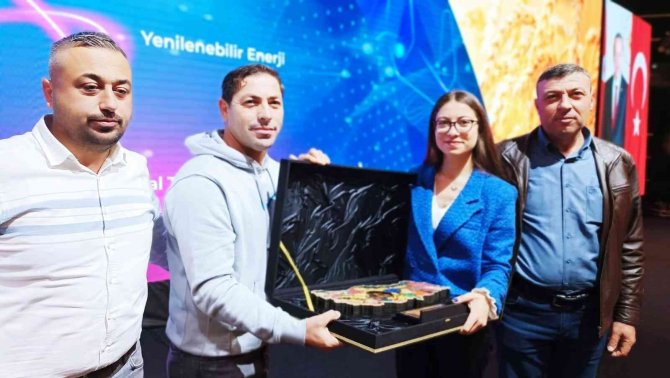 Eskişehirli Üniversite Öğrencisi Genç Kadın Çiftçiye ’Tarımda Türkiye Yüzyılı’ Plaketi