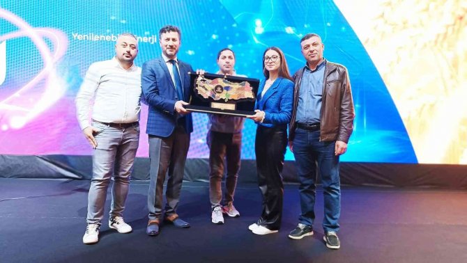 Eskişehirli Üniversite Öğrencisi Genç Kadın Çiftçiye ’Tarımda Türkiye Yüzyılı’ Plaketi