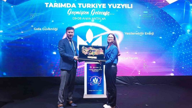 Eskişehirli Üniversite Öğrencisi Genç Kadın Çiftçiye ’Tarımda Türkiye Yüzyılı’ Plaketi