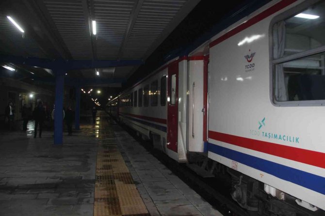 Doğu Ekspresi Yolcularını Erzurum Bar Ekibi Karşıladı