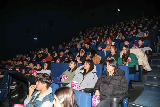 Van Büyükşehir Belediyesi 10 Bin Öğrenciyi Sinemayla Buluşturuyor