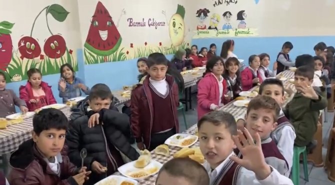 Muradiye’de 4 Bin 500 Öğrenciye Günce 3 Çeşit Sıcak Yemek Desteği Yüzleri Güldürdü