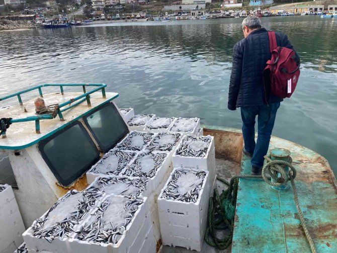 Sahil Kenarlarında Yasadışı Ticari Balık Avcılığı Yapanlara 30 Bin Tl Para Cezası Kesildi