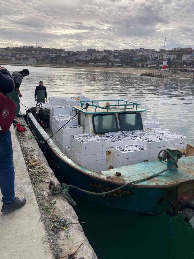Sahil Kenarlarında Yasadışı Ticari Balık Avcılığı Yapanlara 30 Bin Tl Para Cezası Kesildi