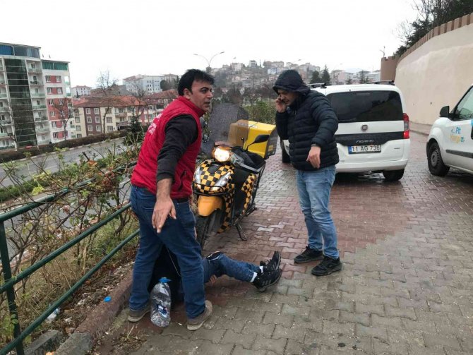 Üşümesin Diye Yaralanan Sürücünün Üzerine Battaniye İle Örttüler
