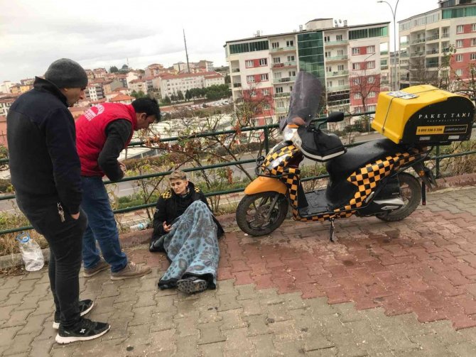 Üşümesin Diye Yaralanan Sürücünün Üzerine Battaniye İle Örttüler