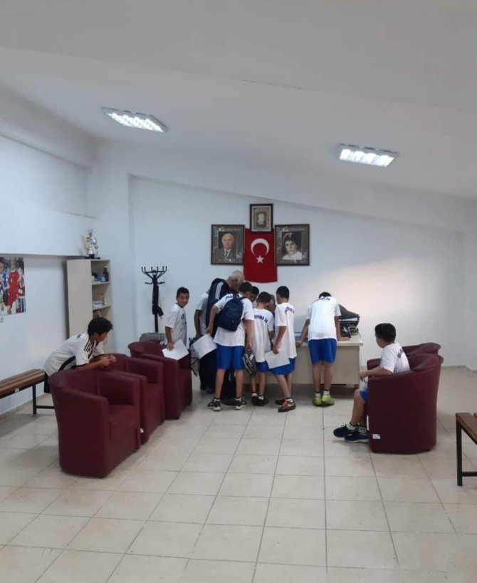 Mahalledeki Çocuklar İçin Kulüp Binasını Spor Salonuna Çevirdiler
