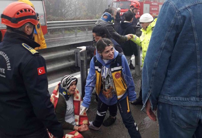 Otomobil Yoldan Çıktı, Refüjde Ters Döndü: 3 Yaralı