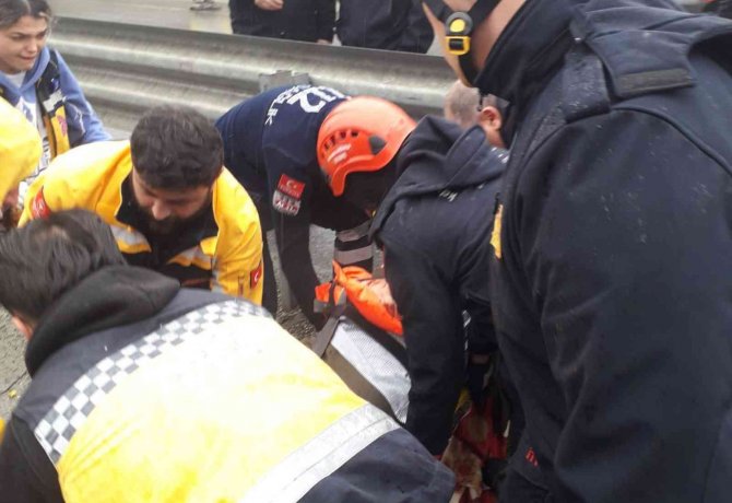 Otomobil Yoldan Çıktı, Refüjde Ters Döndü: 3 Yaralı
