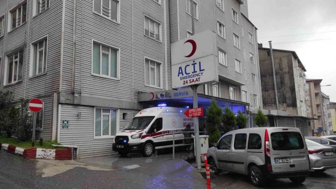 Kaldırımda Düşüp Yaralanan Yaşlı Adam Hastaneye Kaldırıldı