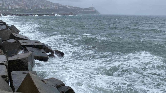 Balıkçı Teknesinden Düşen Tayfayı Arama Çalışması Sürüyor