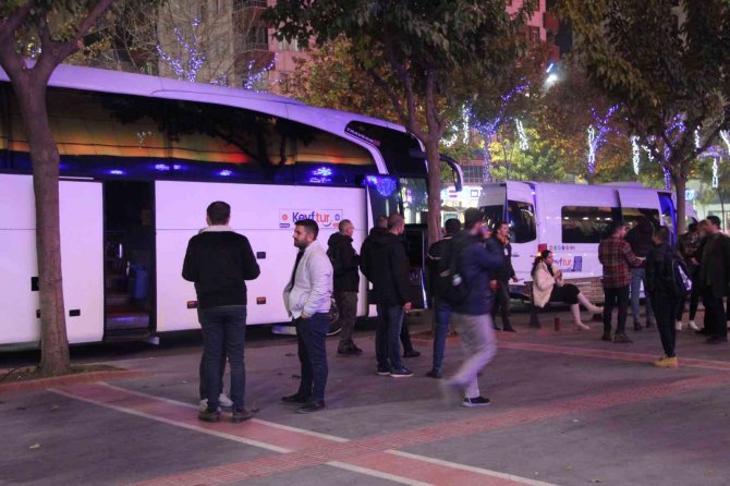 Otobüs Dolusu İnsan Telefon Almak İçin Rotayı Gürcistan’a Çevirdi