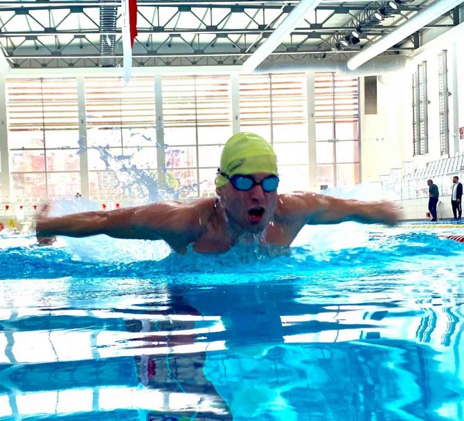 Engelleri Yüzerek Aştı, Genç Yaşında 120 Madalya Kazandı