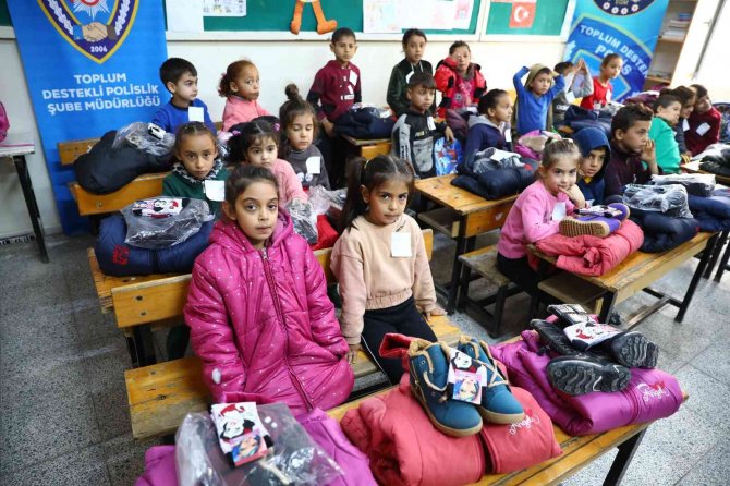 Polisin Dağıttığı Montu Kirlenmesin Diye Giymeyen Minik Öğrenci Duygulandırdı