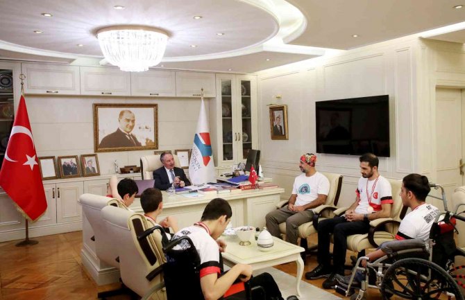 Ai̇çü Rektörü Prof. Dr. Karabulut Madalya Kazanan Sporcuları Kutladı