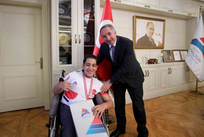 Ai̇çü Rektörü Prof. Dr. Karabulut Madalya Kazanan Sporcuları Kutladı