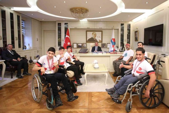 Ai̇çü Rektörü Prof. Dr. Karabulut Madalya Kazanan Sporcuları Kutladı