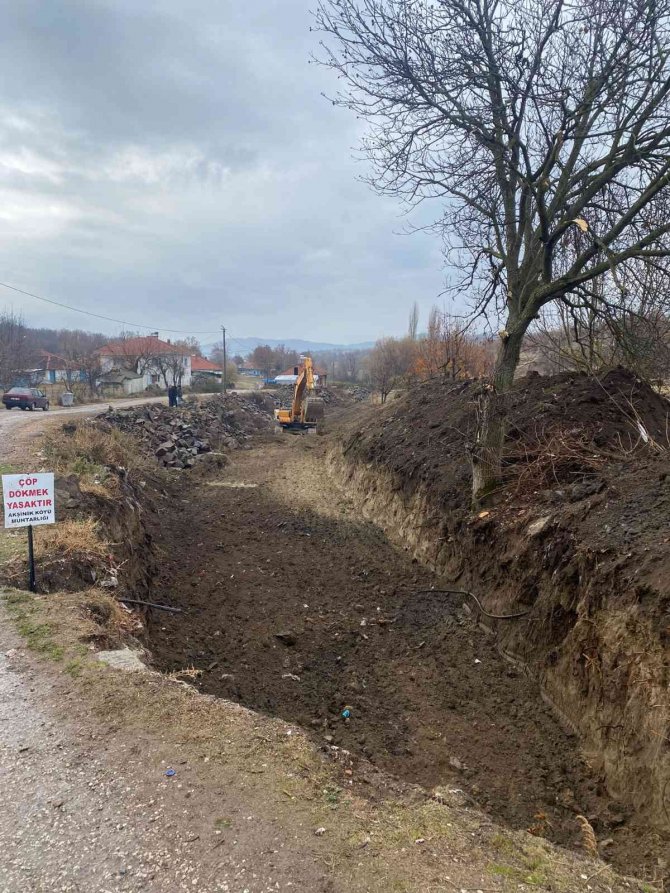 Akşinik Köyünde Dere Islah Çalışması Başladı